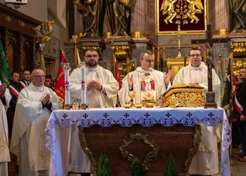 Duchowni odprawiający mszę w Sanktuarium Świętego Józefa w Kaliszu
