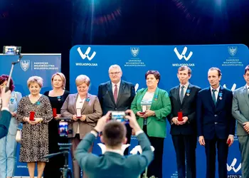 Na scenie sołtysi uhonorowani odznaką honorową „Za zasługi dla województwa wielkopolskiego”