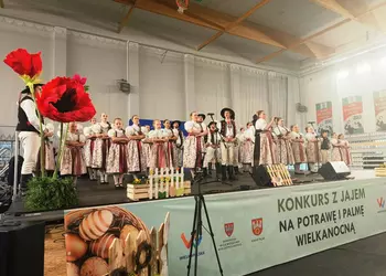 Uczestnicy „Konkursu z Jajem na potrawę i palmę wielkanocną” w Pile 