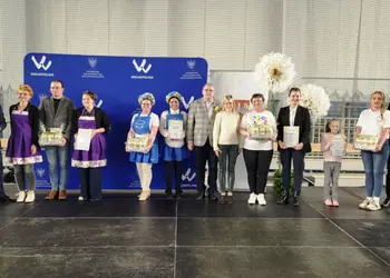 Uczestnicy „Konkursu z Jajem na potrawę i palmę wielkanocną” w Pile 