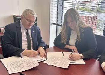 Podpisanie umowy dotyczącą realizacji tegorocznych prac modernizacyjnych przez Wicemarszałka Województwa Wielkopolskiego Krzysztofa Grabowskiego oraz Panią Dyrektor Wielkopolskiego Ośrodka Doradztwa Rolniczego w Poznaniu Justynę Winiarską.