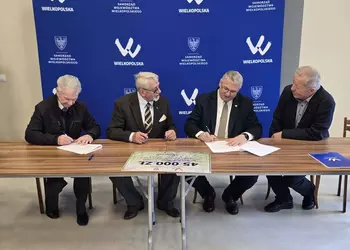 Podpisanie umów przez Krzysztofa Grabowskiego Wicemarszałka Województwa Wielkopolskiego z prrzedstaw