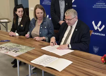 Podpisanie umów przez Krzysztofa Grabowskiego Wicemarszałka Województwa Wielkopolskiego z prrzedstaw
